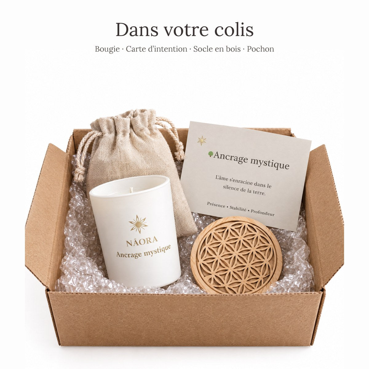 Dans votre colis : bougie Ancrage Mystique, carte d’intention Ancrage mystique, socle en bois, pochon