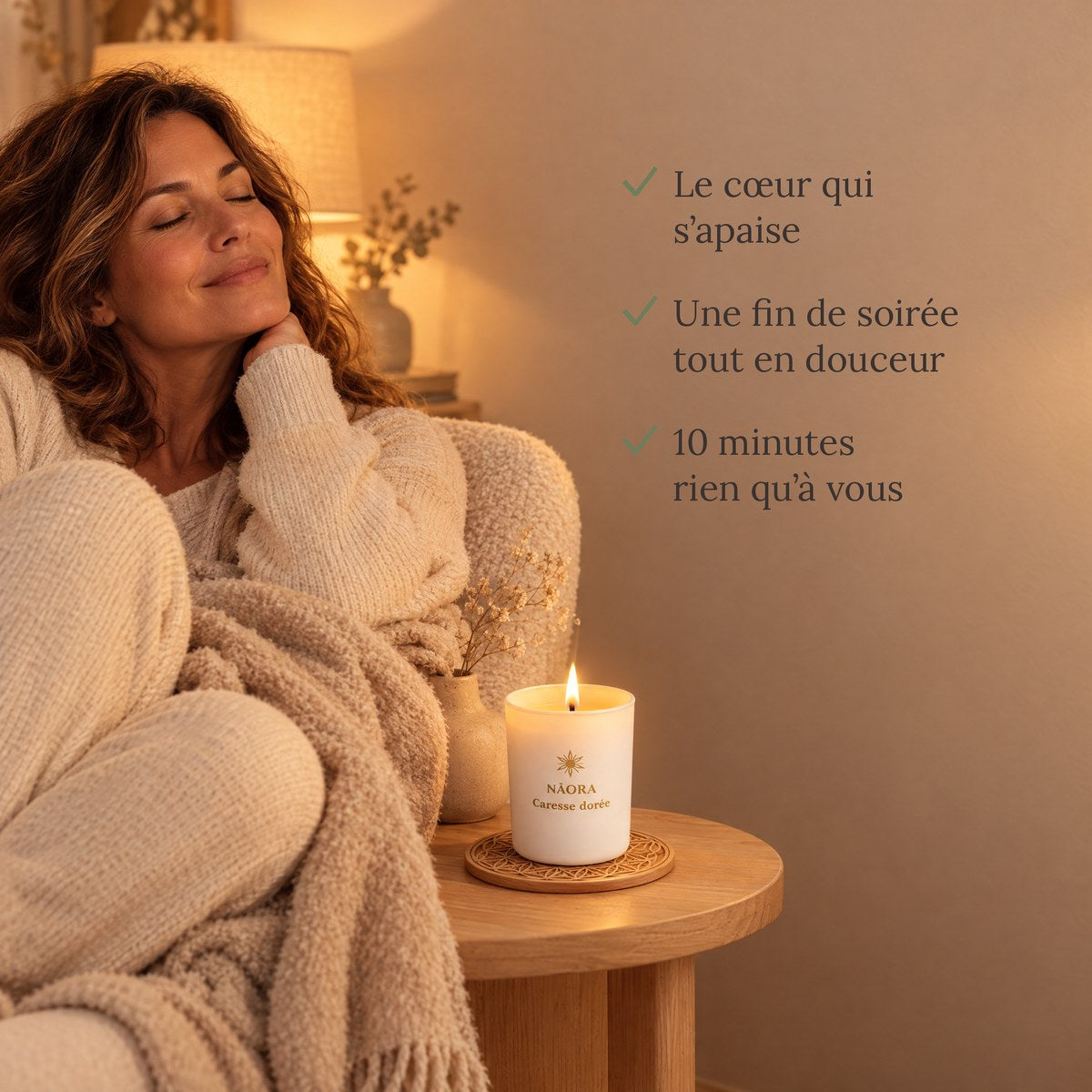 Femme apaisée le soir, bougie Caresse Dorée allumée