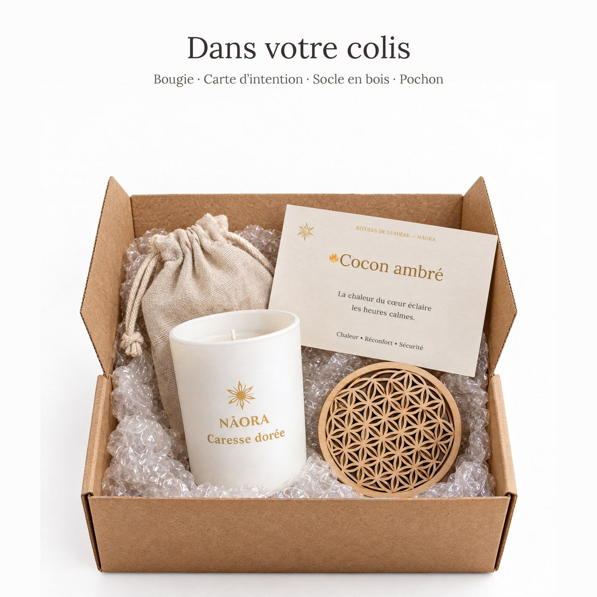 Dans votre colis : bougie Caresse Dorée, carte d’intention Cocon ambré, socle en bois, pochon