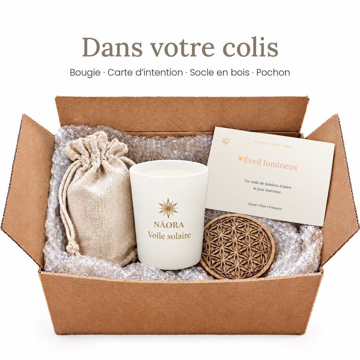 Dans votre colis : bougie Voile Solaire, carte d’intention Éveil lumineux, socle en bois, pochon